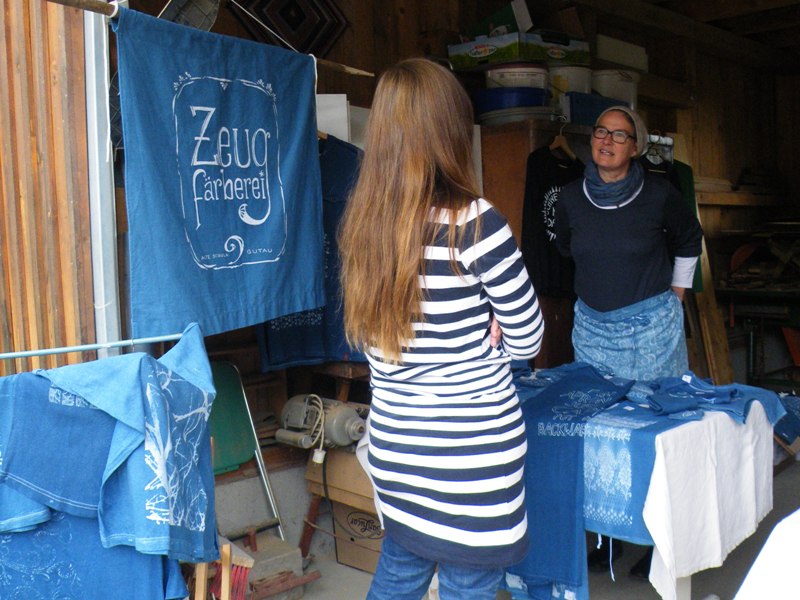 Bettina verkauft Produkte der Zeugfärberei Gutau